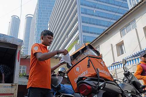 Swiggy scales 10-minute food delivery to 400 cities in quick-commerce push | TechCrunch Swiggy scales 10-minute food delivery to 400 cities in quick-commerce push | TechCrunch